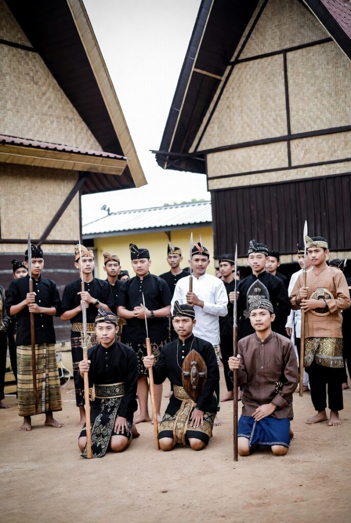 pasangan pengantin Batak mengenakan ulos tradisional